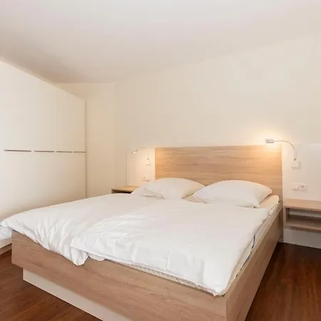 Trafalgar 423 Apartment *